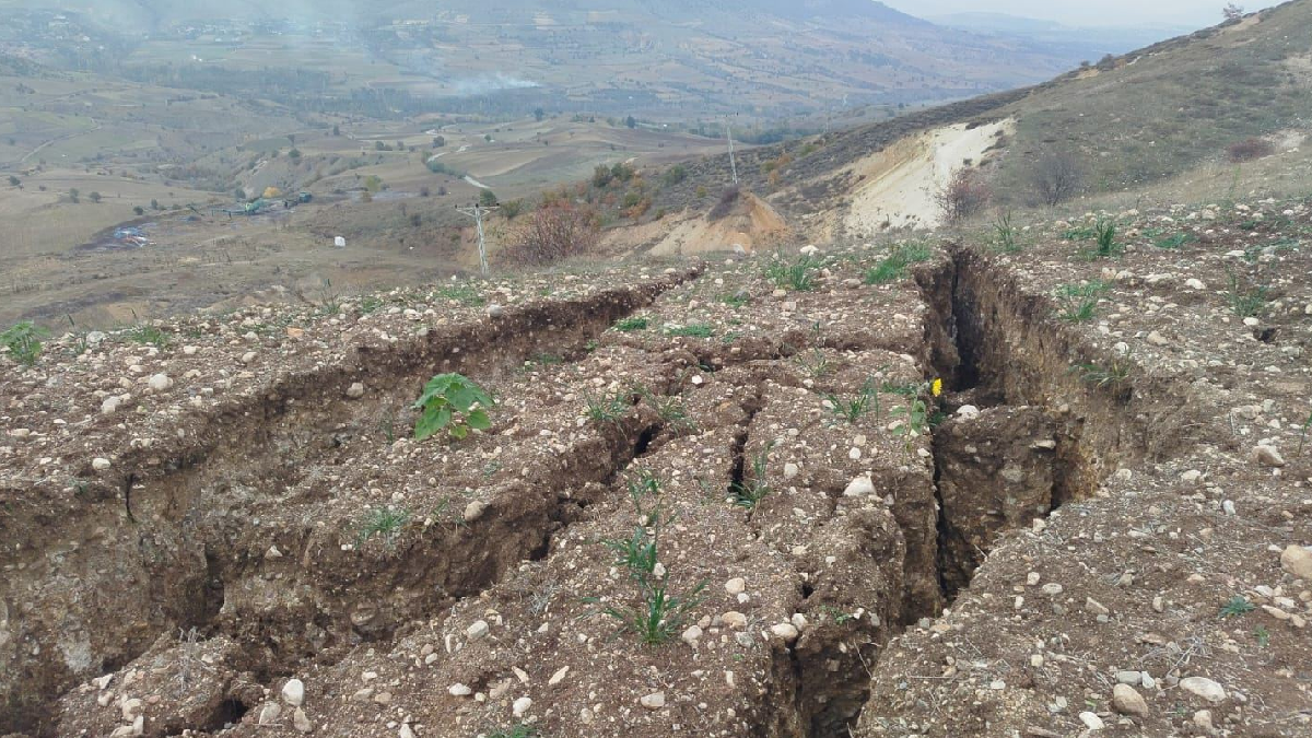 Bir ilde topraklar yarılmaya başladı: Valilikte uyarılar geldi