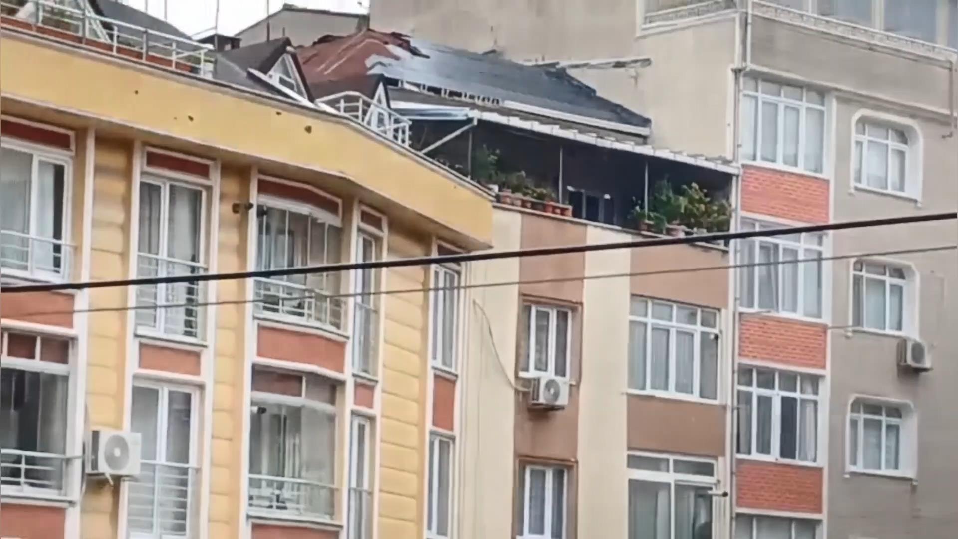 İstanbul’da sağanak sonrası çatıyı tamir ederken hayatını kaybetti