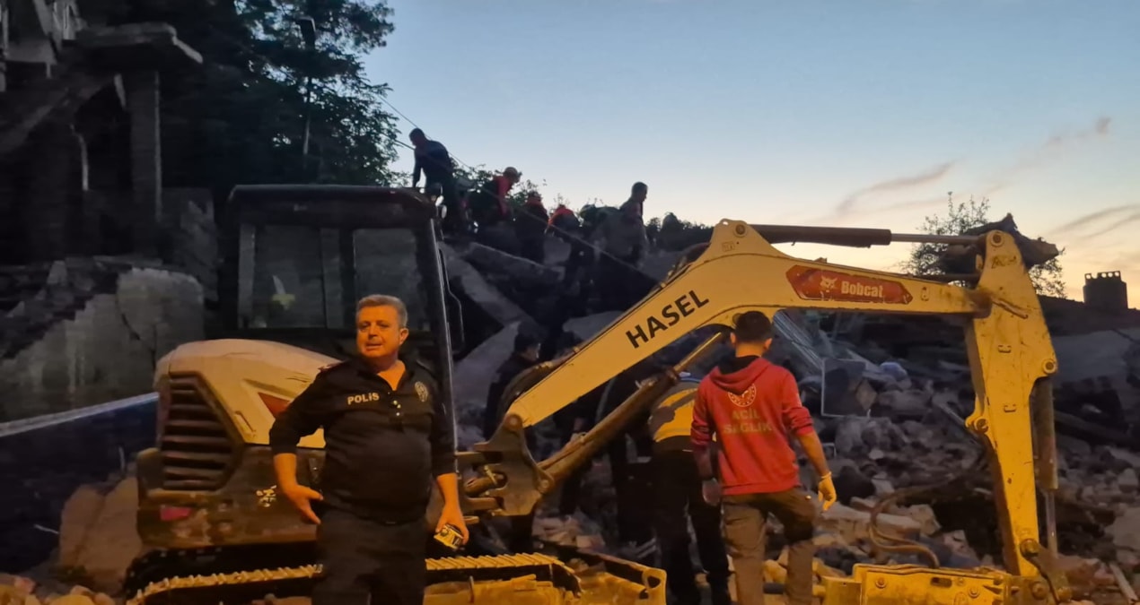 Zonguldak'ta 3 katlı bina çöktü: Enkaz altında kalan 2 kişiden 1'i kurtarıldı