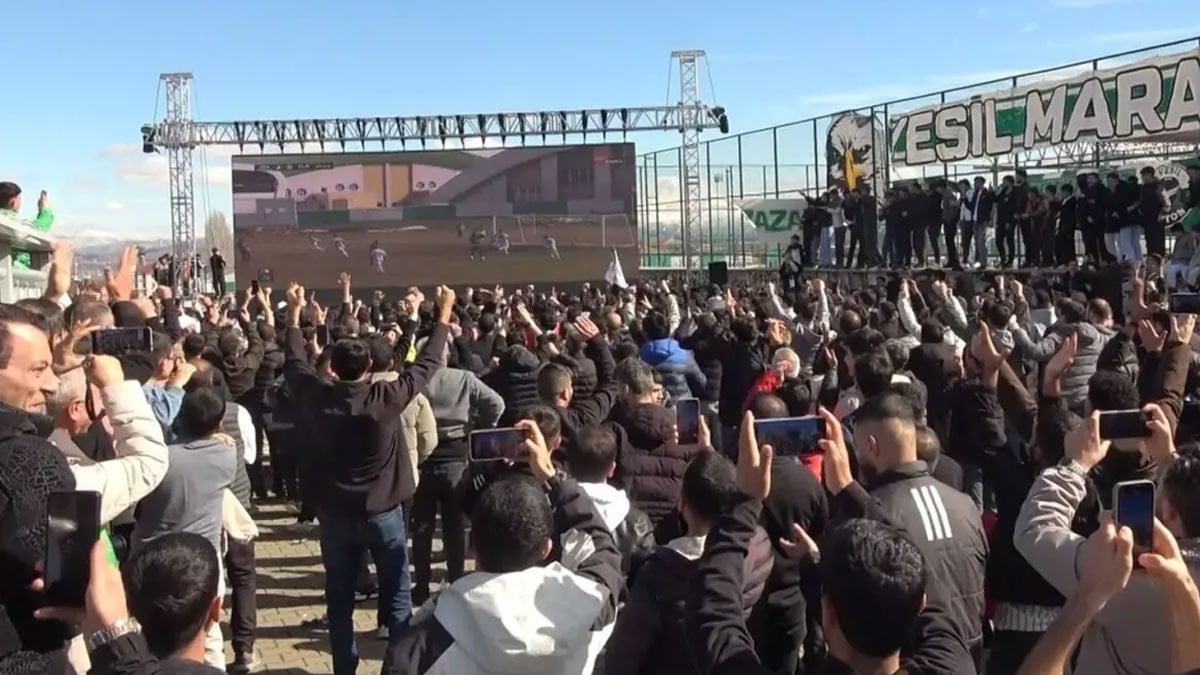 Seyircisiz maçta şehir meydanında taraftar rekoru kırıldı: Tam 7 golle zirvede şov yaptılar