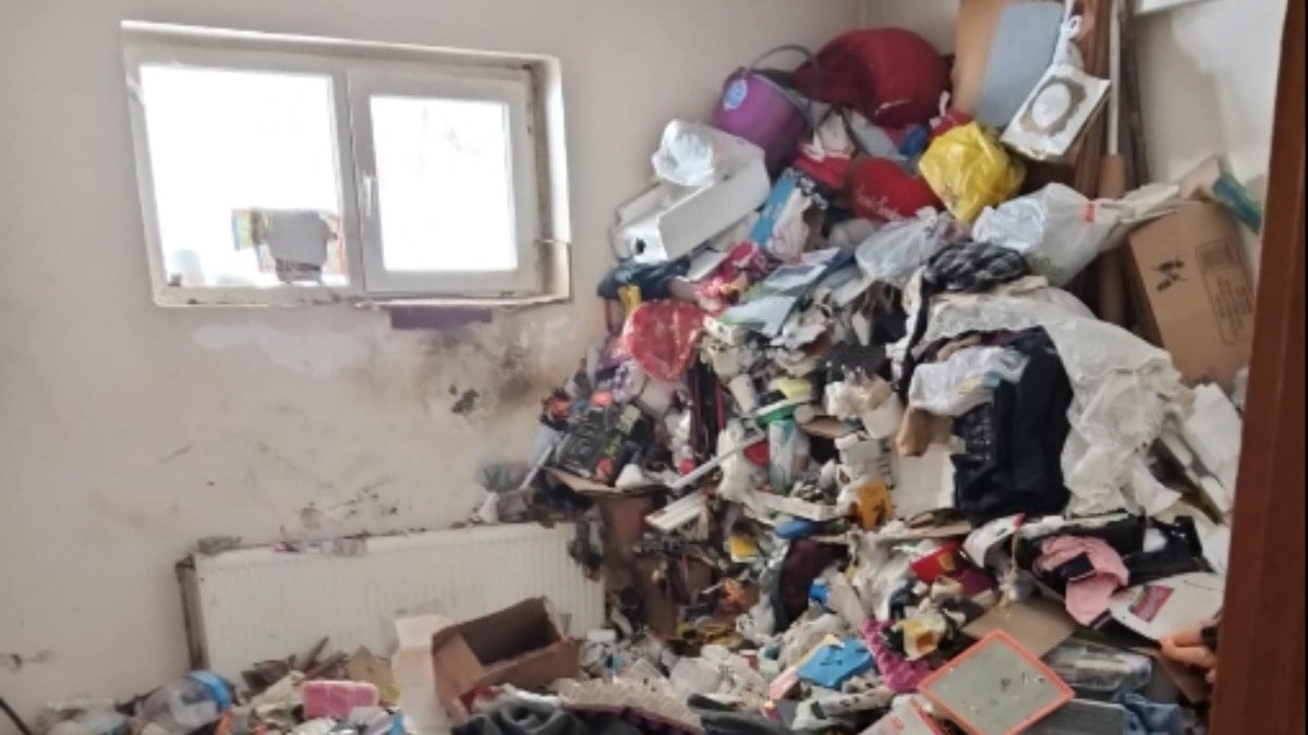 Pencereden kurtarıldı, evinden 25 ton çöp çıkarıldı!