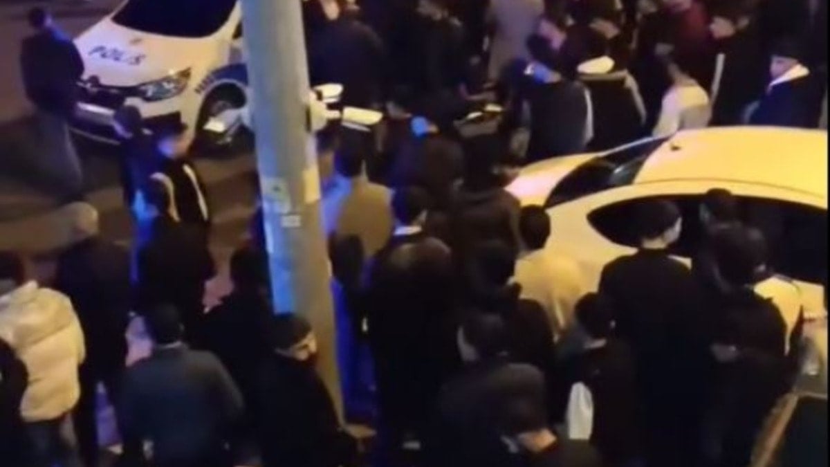 Mardin'de sokak savaş meydanına döndü: Tekmeler, kovalar ve fırçalarla birbirlerine saldırdılar