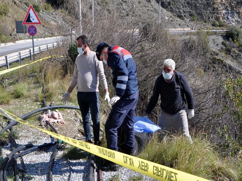 Yol kenarındaki şarampolde kadın cesedi bulundu