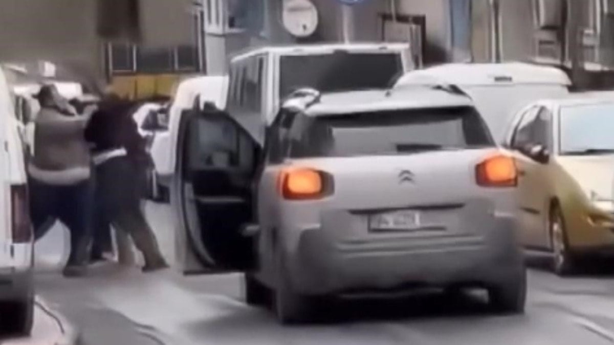 İstanbul'da 'korsan davulcu' dayağı!