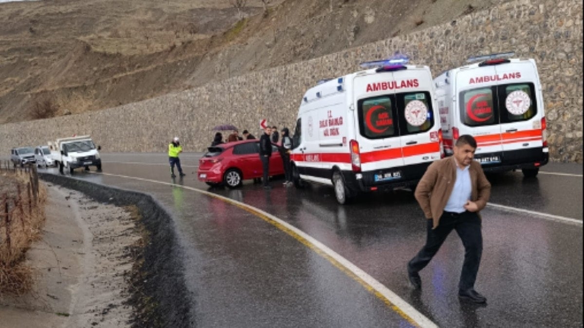 Öğrenci servisi ile otomobil birbirine girdi; 6 kişi yaralandı