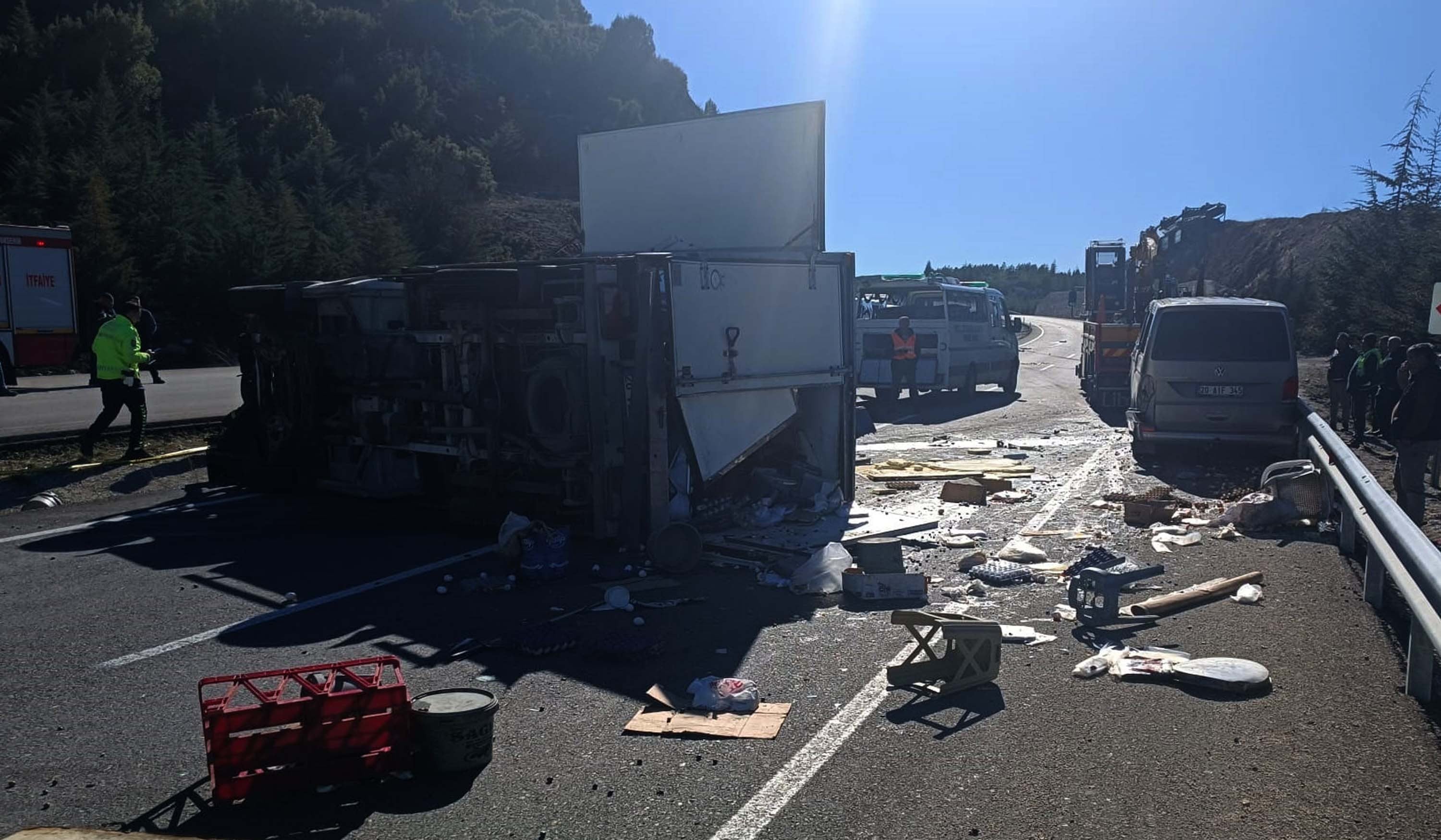 Feci kazada ortalık savaş alanına döndü: Baba-oğul öldü, 1 yaralı