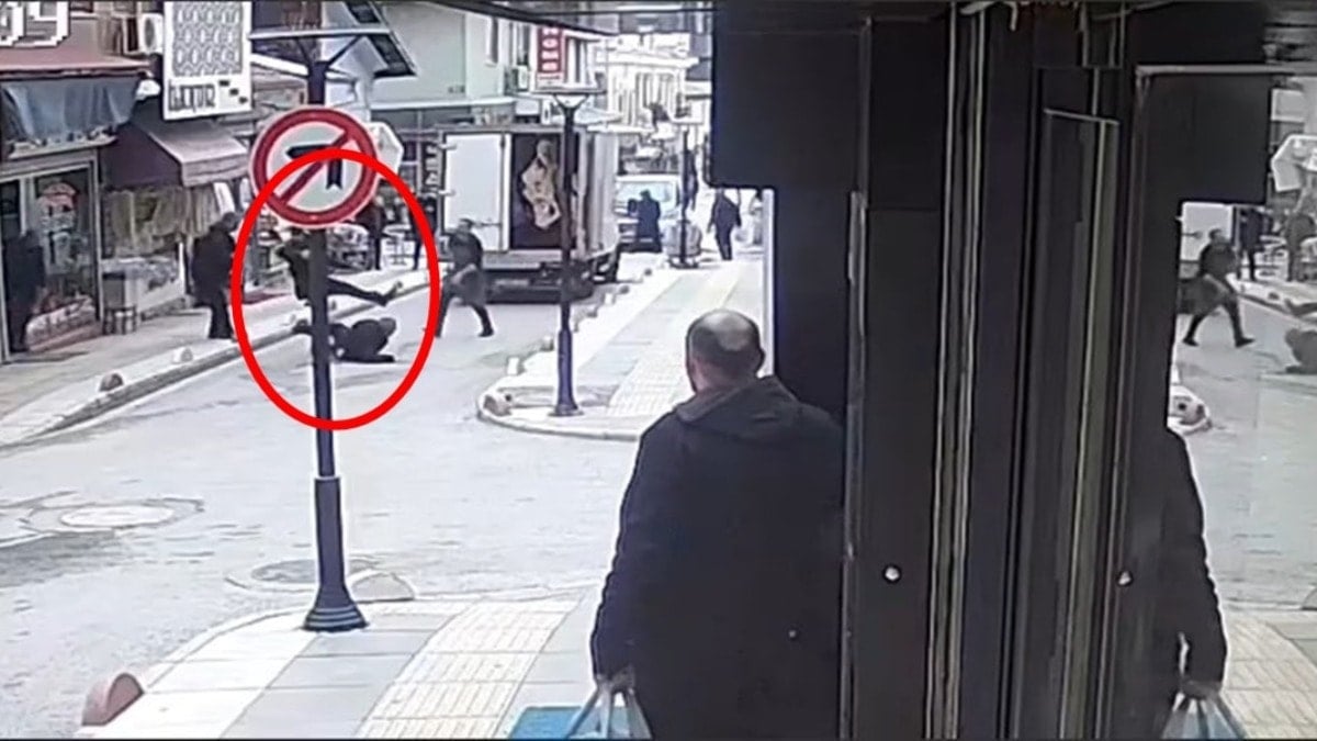 Sokak ortasında dehşet: Önce vurdu sonra tekmeledi