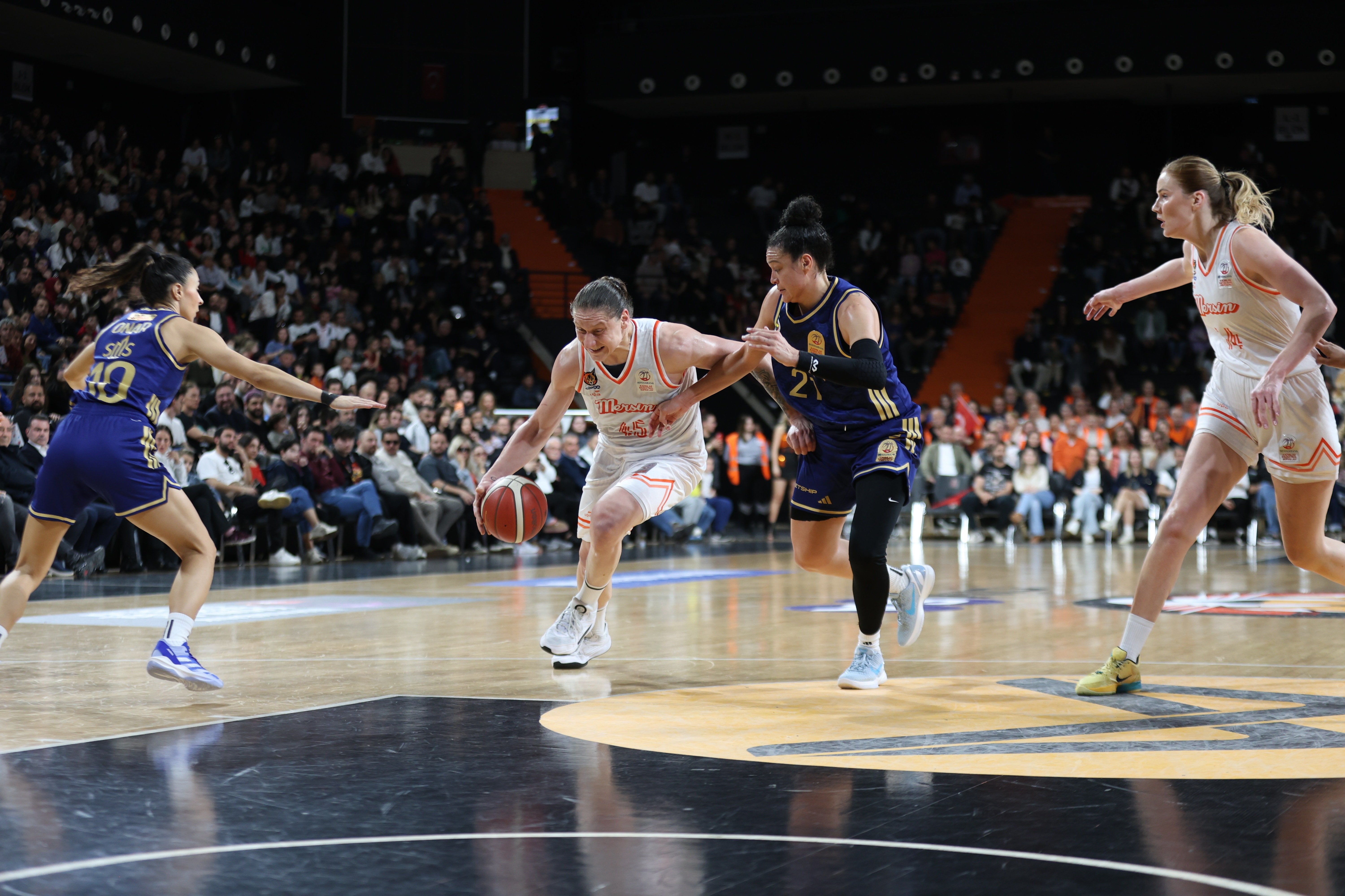 Fenerbahçe Opet deplasmanda Çimsa ÇBK Mersin'i farklı mağlup etti