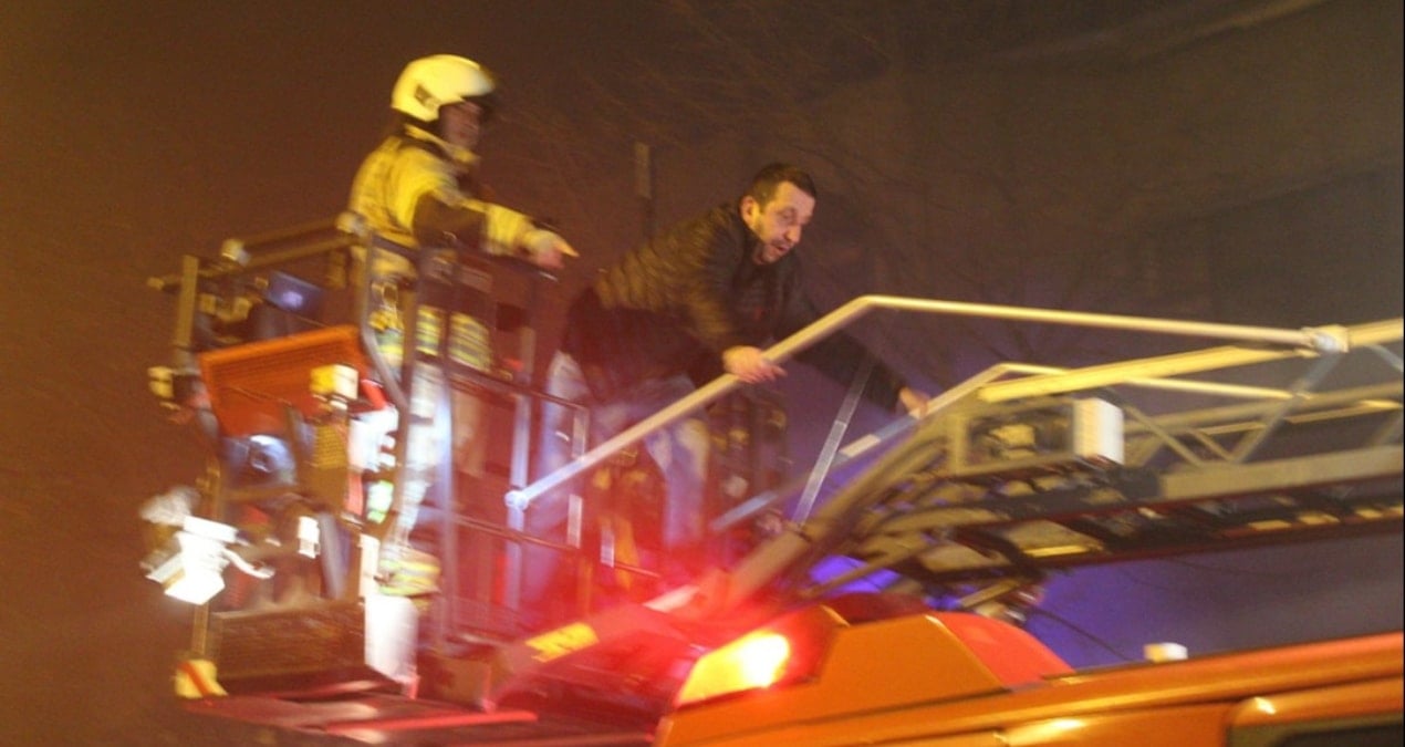 Kağıthane’de iş hanında yangın: 11 kişi ve yavru köpek kurtarıldı