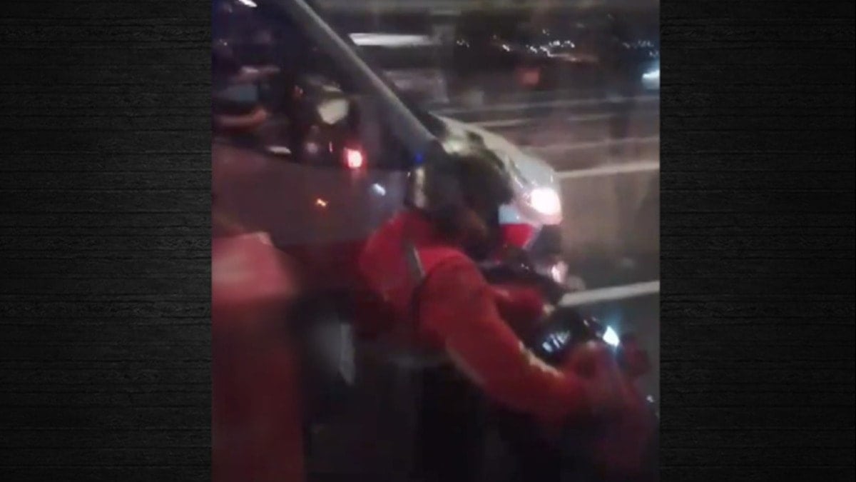 Fırtınada nefes kesen dayanışma: Köprüde motokuryeye, ambulans ve metrobüs kalkanı