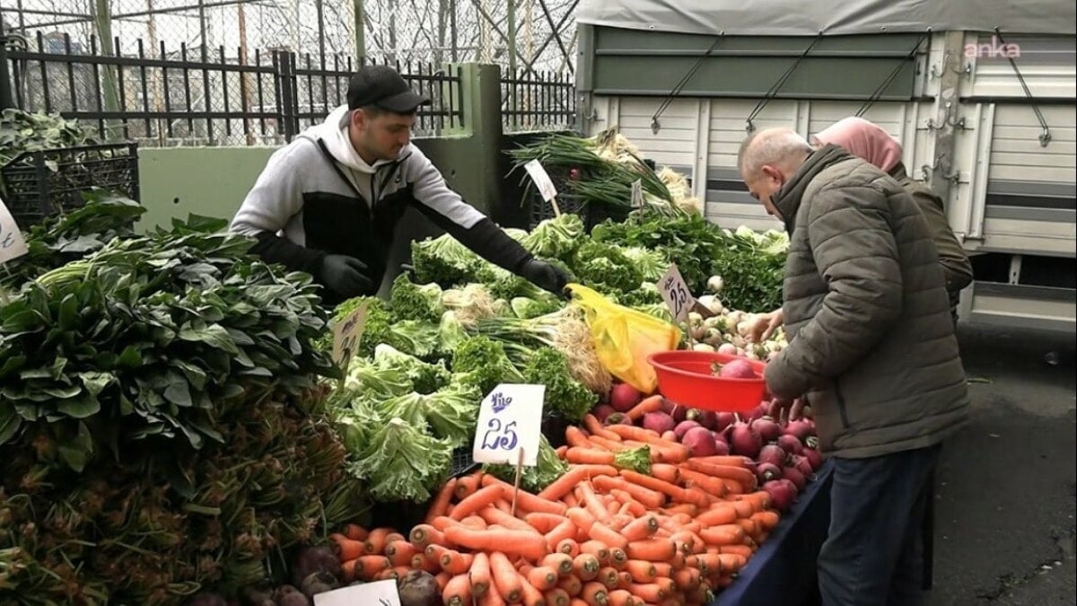 Pazardaki vatandaş Erdoğan'a seslendi: Gelsin hanımıyla, bize reva gördüğü maaş ile geçinebiliyorlarsa biz de geçinelim