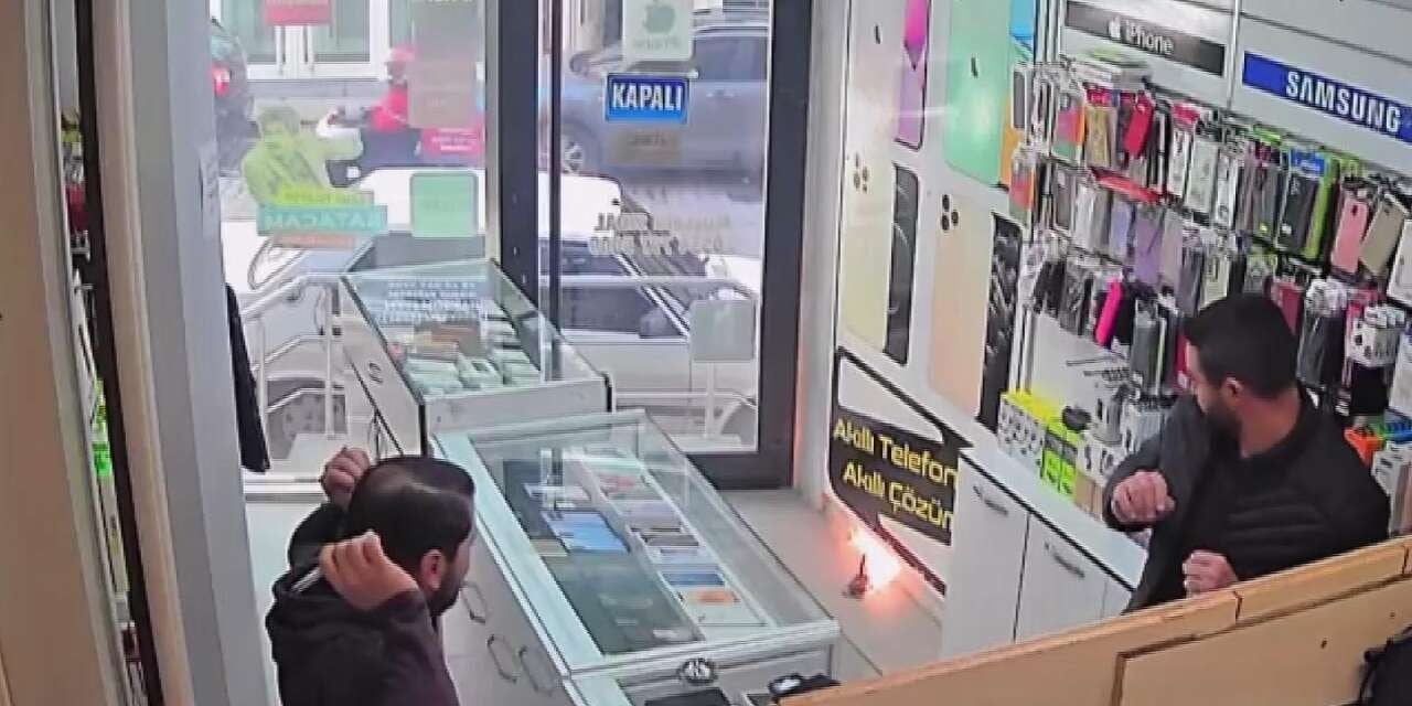 Tamire getirilen cep telefonunun bataryası patlayıp alev aldı