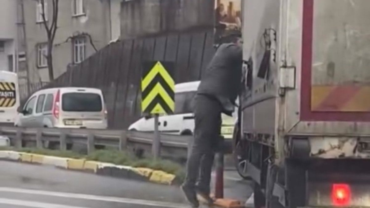 Küçükçekmece’de trafikte "kaynak" kavgası: Kamyonetin camını yumrukladı!