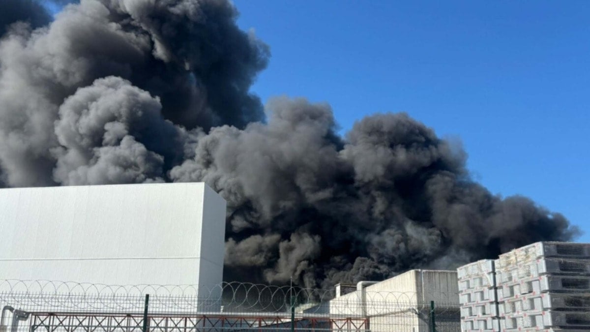 Oyuncak fabrikasında yangın! Alevler gökyüzünü kapladı