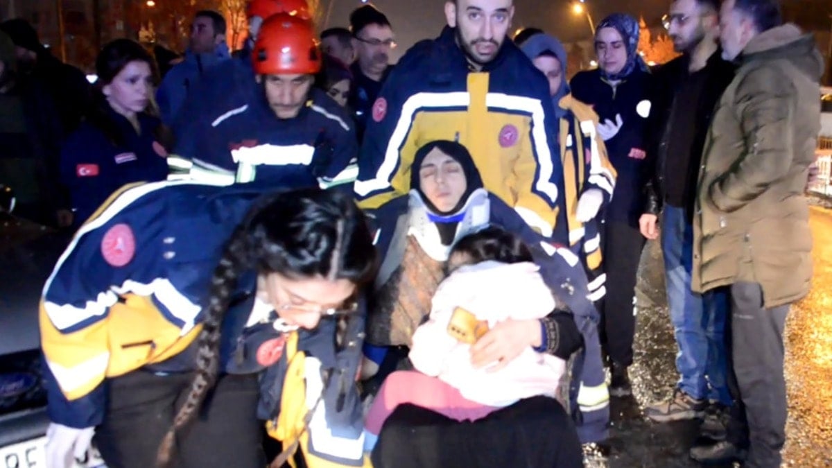 Yaralı annelerinin kucağından inmediler