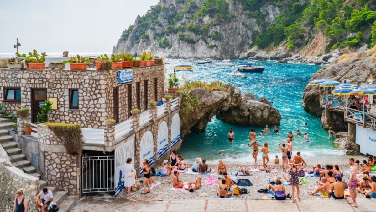 Tatil adasında şemsiye yasağı: Turlar da kısıtlanıyor