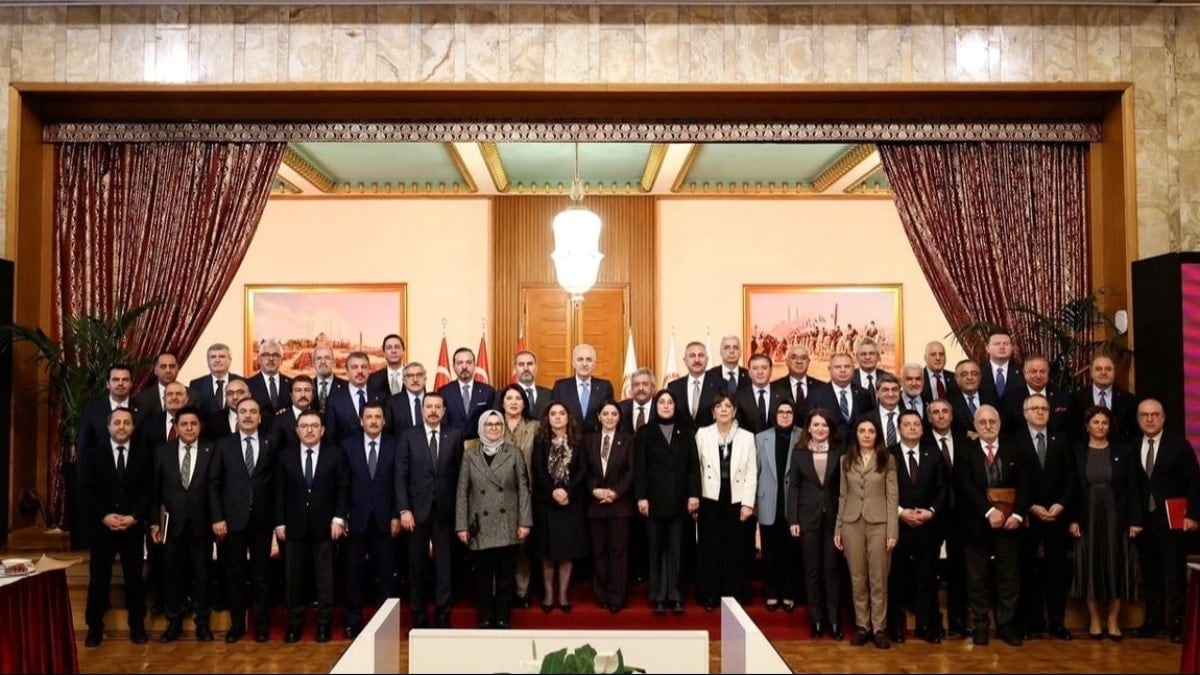 Bir adaya bir saraya