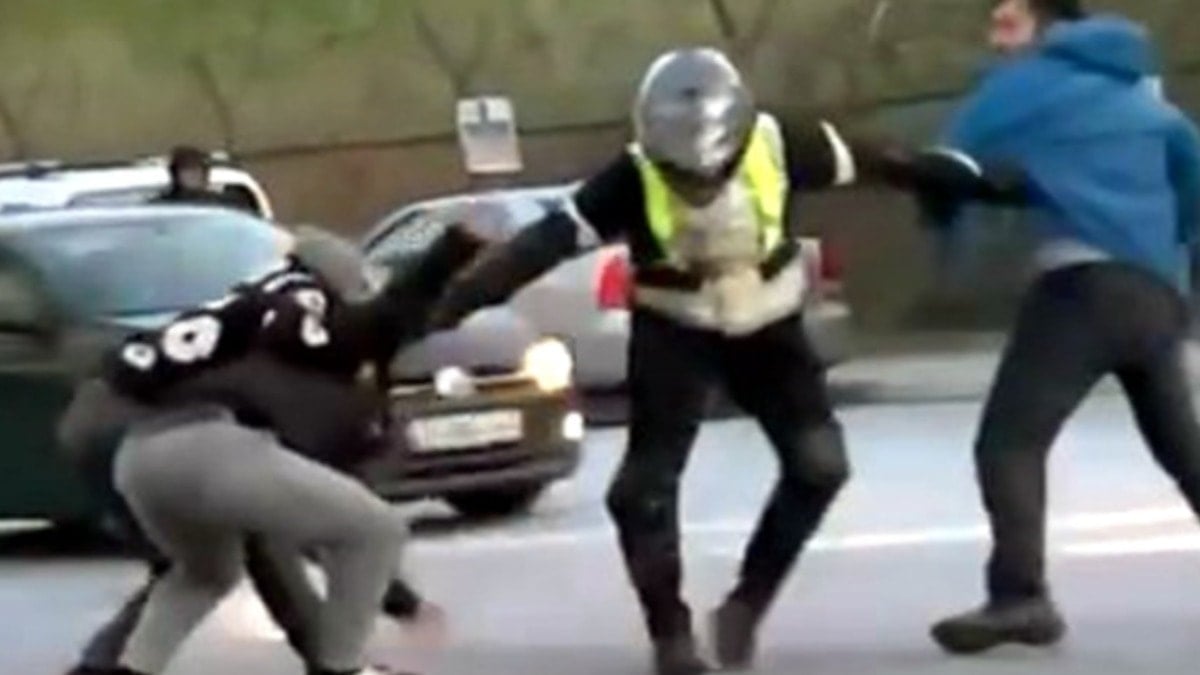 İftar öncesi otopark kavgası: Tekme ve yumruklar havada uçuştu