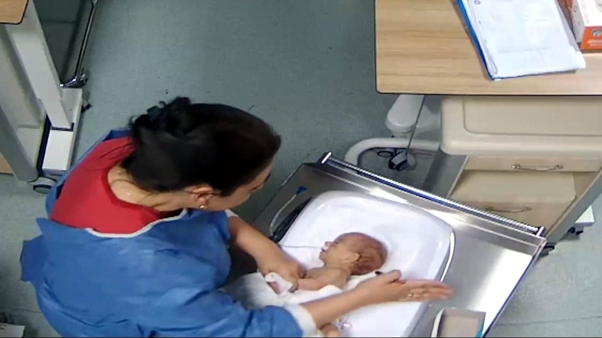 5 günlük bebeği sakat bırakan hemşirenin bir bebeğe daha darbettiği görüntüler ortaya çıktı