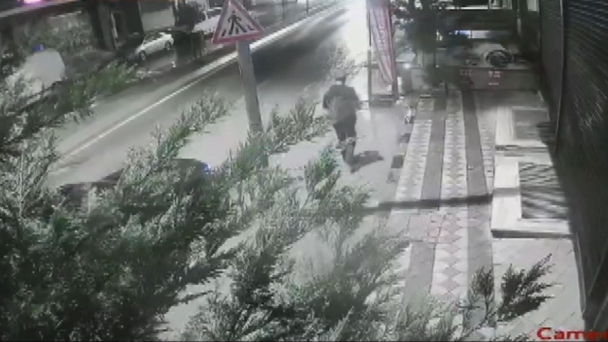 Arnavutköy'de dehşet: Eşini çocuklarının gözü önünde bıçaklayarak öldürdü