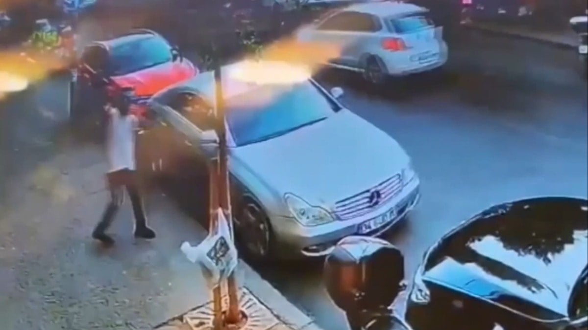 Boşanmak isteyen eşinin dükkanını 8. kez kurşunlattı