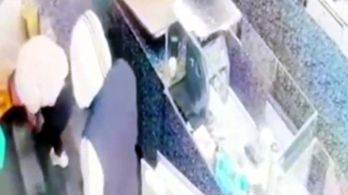 Biber gazıyla kuyumcu soydu! 1 kilo altınla yakalandı