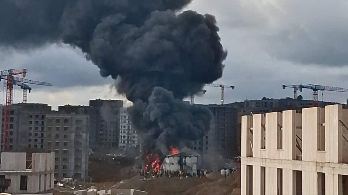 Tuzla'da işçi konteynerinde yangın: Çok sayıda ekip sevk edildi