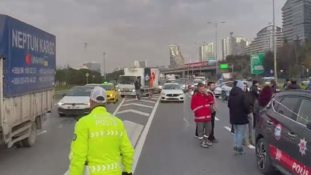 Bağcılar'da feci kaza: Aracından inen kamyonet şoförüne otomobil çarptı