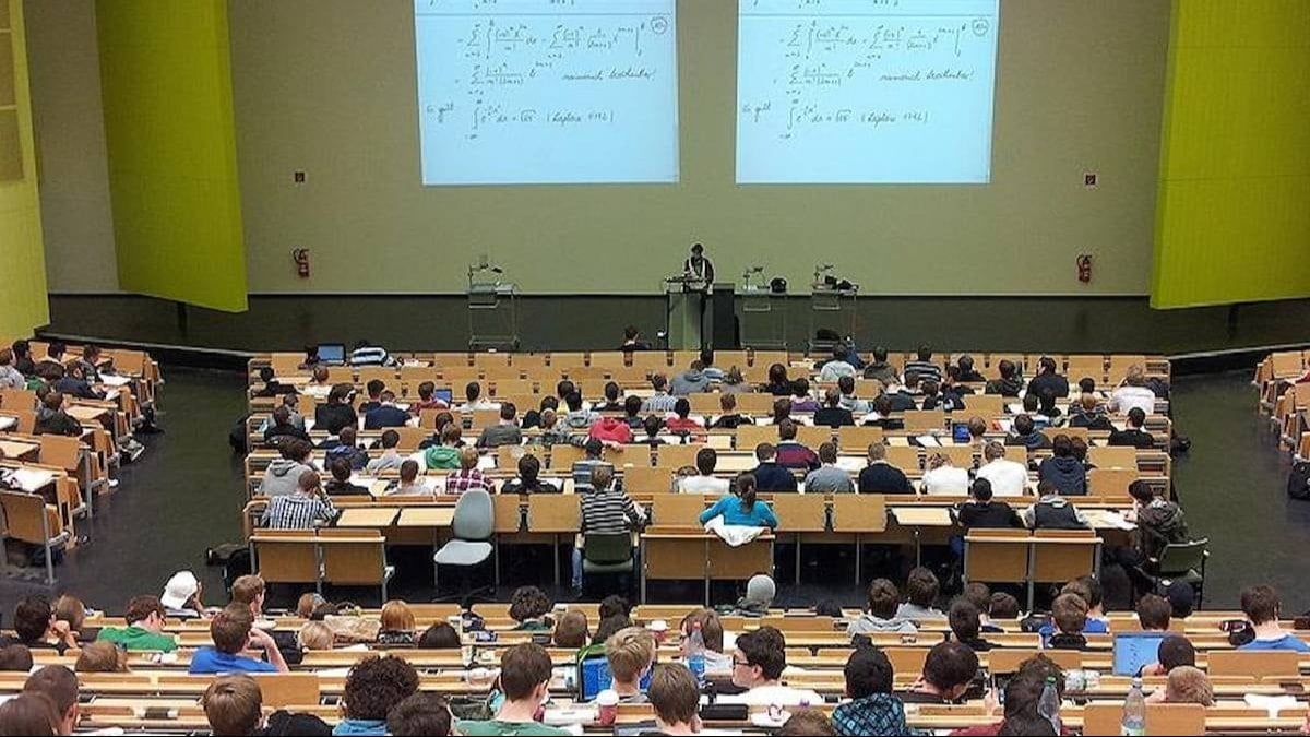 Yüz binlerce öğrenci okul kaydını dondurdu