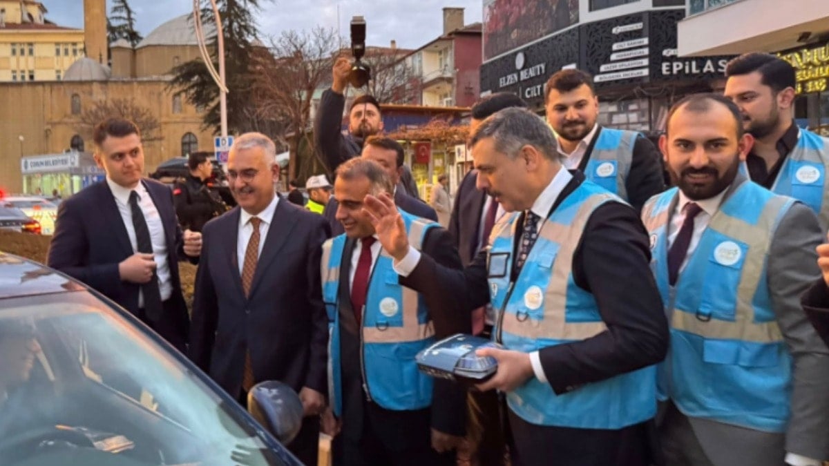 İçişleri Bakanı Çiftçi, AKP Gençlik Kolları yeleğiyle iftarlık dağıttı