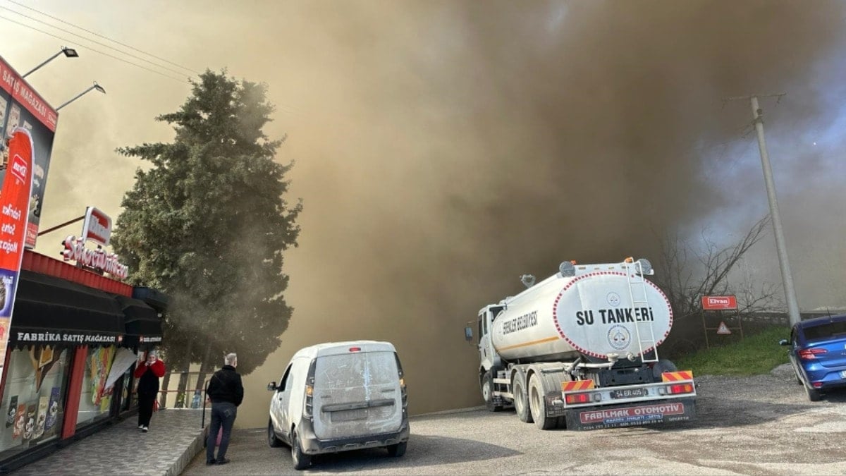 Şekerleme fabrikasında yangın: D-100 kara yolunu duman kapladı