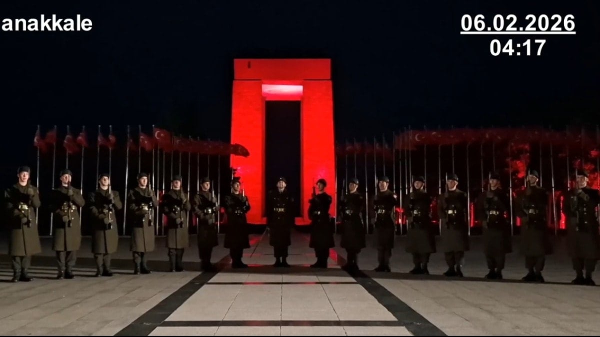 Mehmetçikten, 6 Şubat depremlerinde hayatını kaybedenler için saygı duruşu