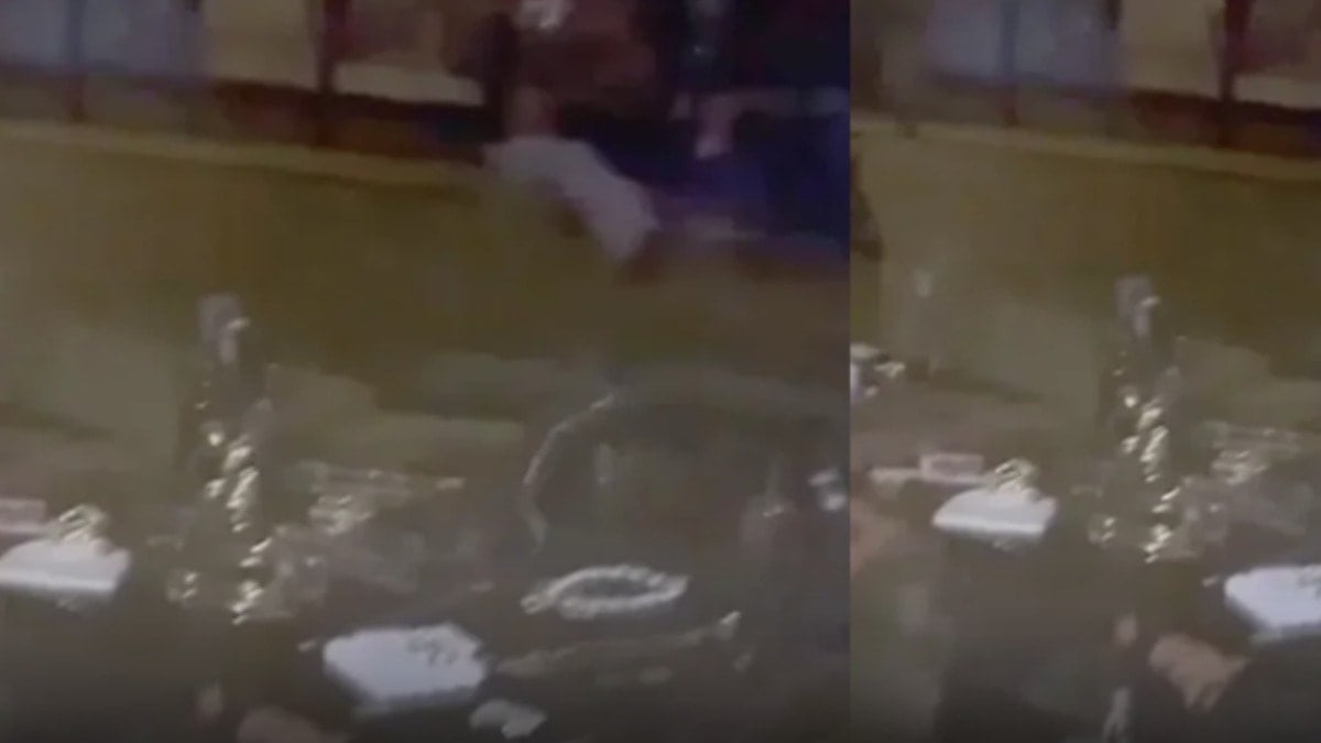 Gece yarısı iş yerini bastı: Kocasını başka kadınla yakaladı!