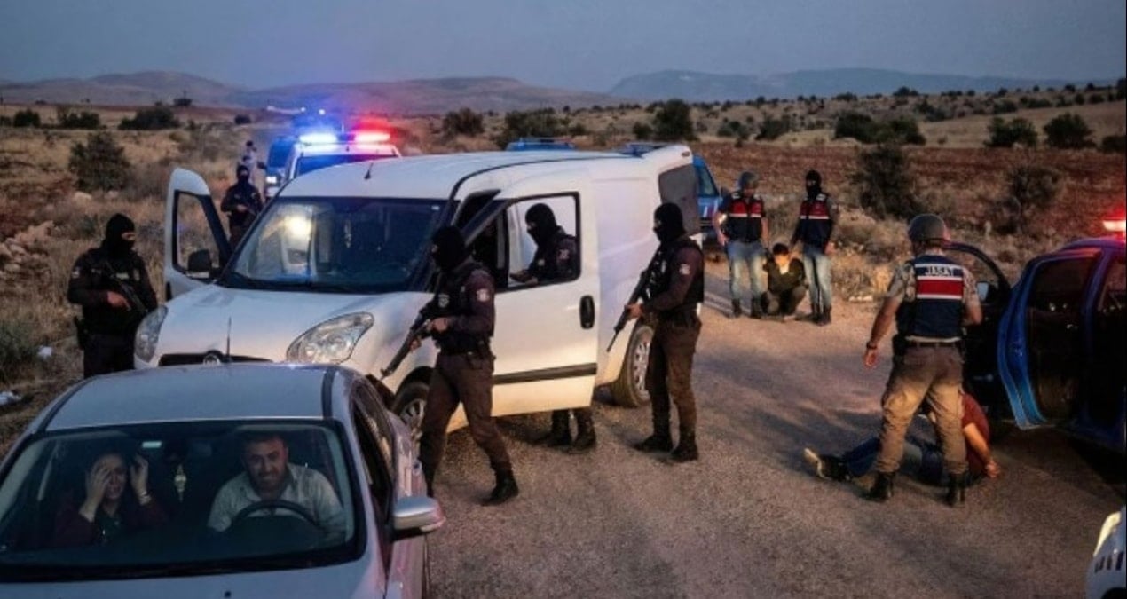 Jandarmalar polis kılığına girdi, kilolarca altın çaldı