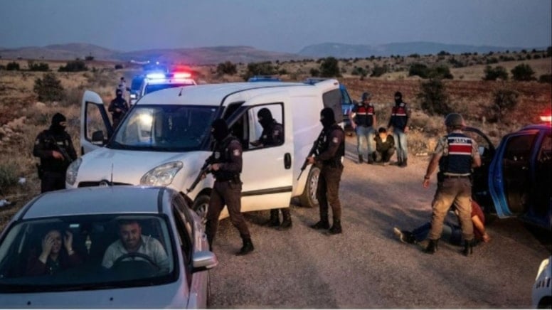 Jandarmalar polis kılığına girdi, kilolarca altın çaldı