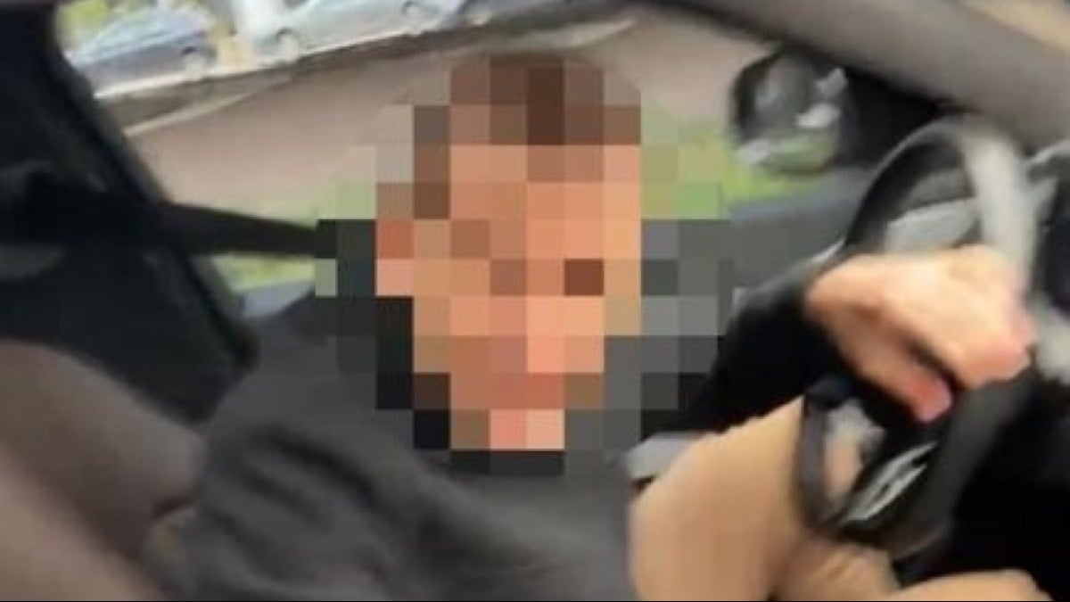 Trafikte yenidoğan bebekli aileye silah çekti!