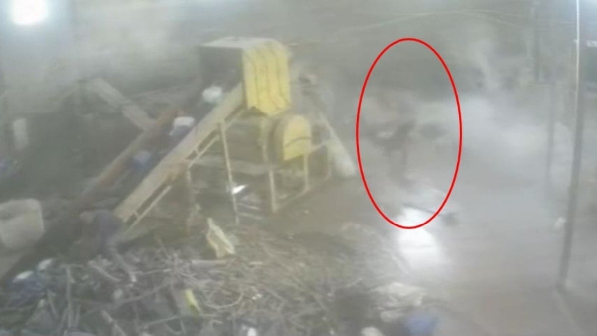 Devrilen 20 tonluk su varilinin altında kalmaktan son anda kurtuldu