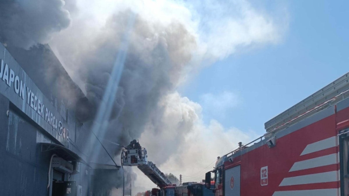 Buca'da sanayi sitesinde korkutan yangın: İtfaiyenin müdahalesi sürüyor