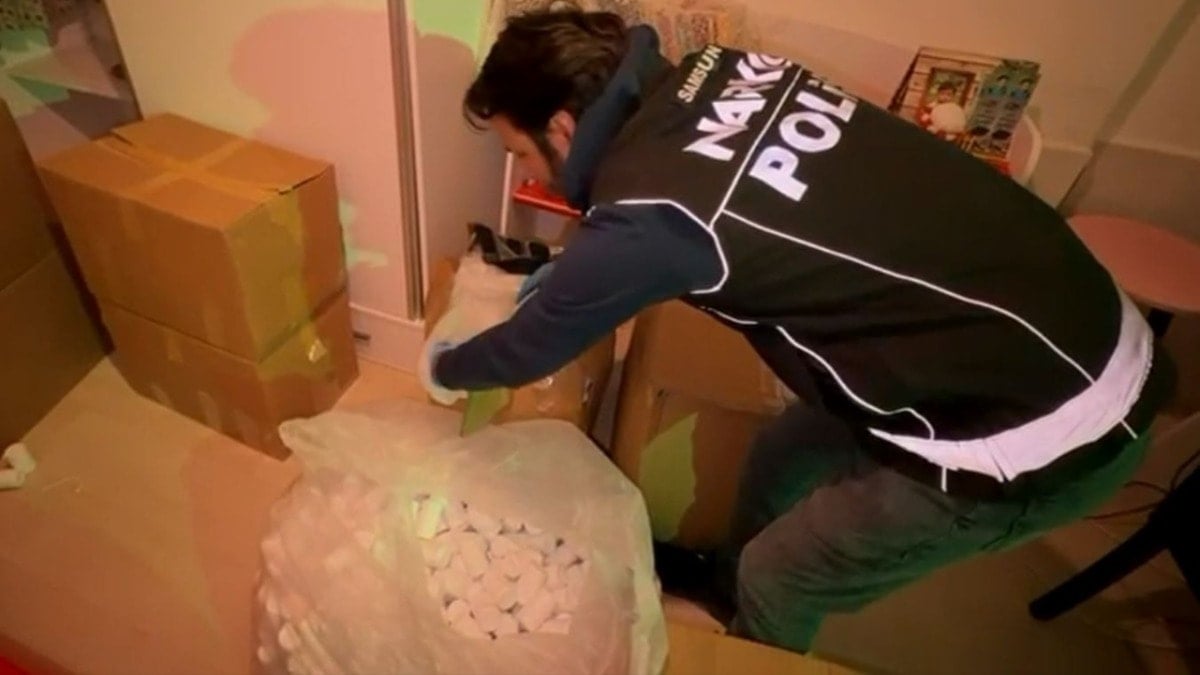 Aile boyu torbacı: Evlerinden 230 bin hap çıkan anne-oğul gözaltına alındı