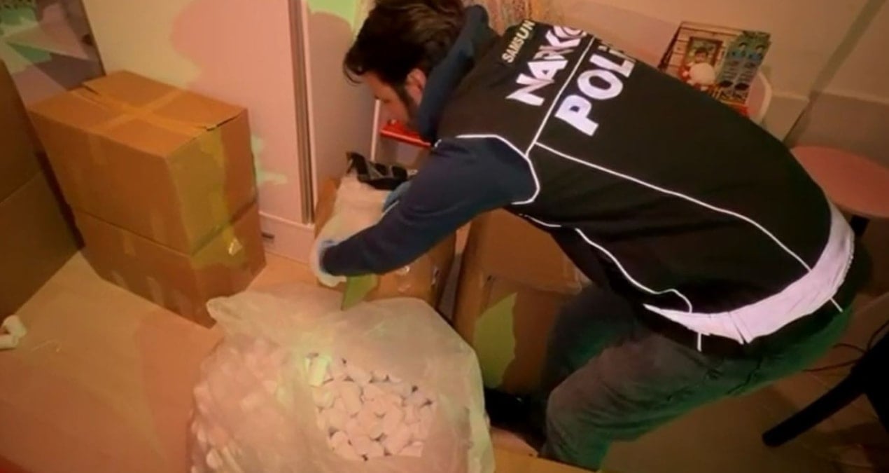 Aile boyu torbacı: Evlerinden 230 bin hap çıkan anne-oğul gözaltına alındı