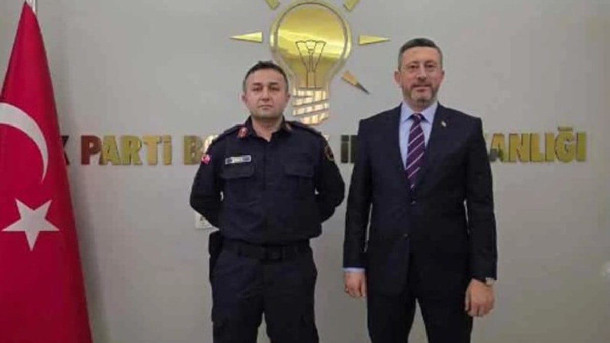 Üniformasıyla AKP binasında