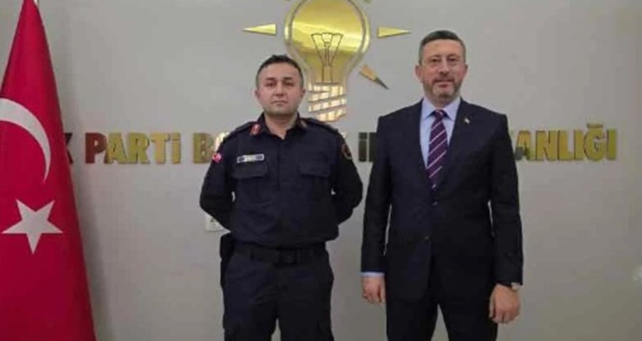 Üniformasıyla AKP binasında