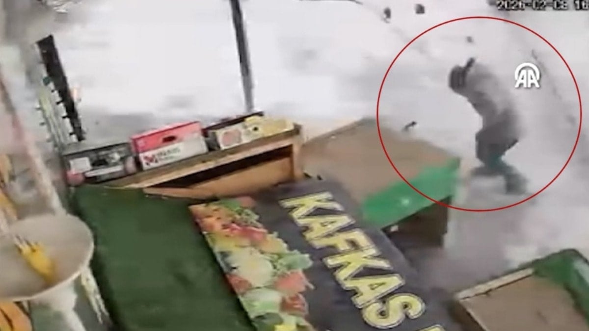 Faciaya ramak kalmıştı: Buz kütlesi yoldan geçen çocuğu teğet geçti