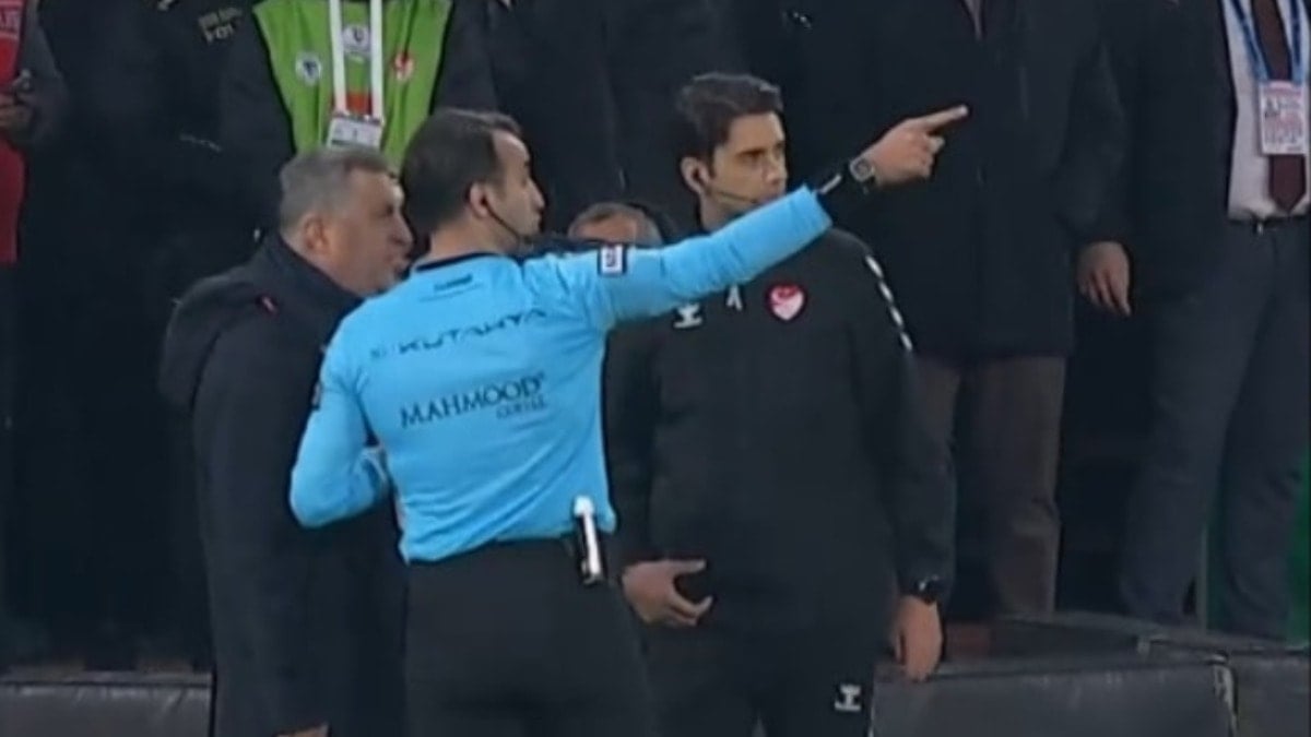 Konyaspor - Galatasaray maçında ilginç an! Lazer tutulunca oyunu durdurdu