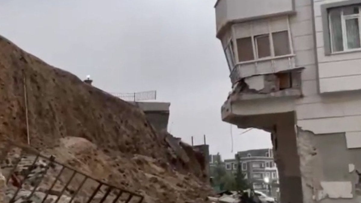 İstinat duvarı yağmura dayanamadı; mahsur kalan 15 kişi kurtarıldı