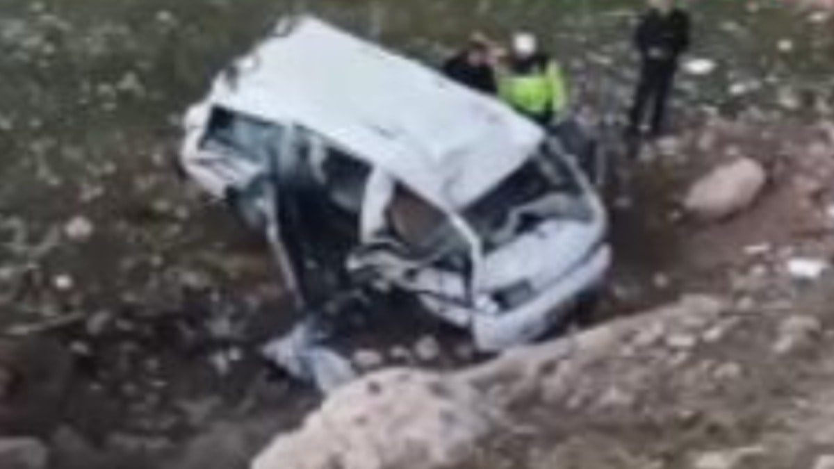 Kontrolden çıkan kamyonet uçuruma yuvarlandı