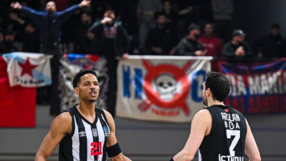 Yunanistan'da Beşiktaş ve Türk polisini hedef alan skandal pankart