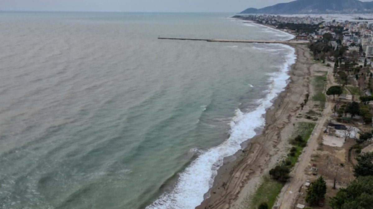 Mersin'de sağanak ve baraj tahliyesi sonrası Akdeniz kahverengiye büründü
