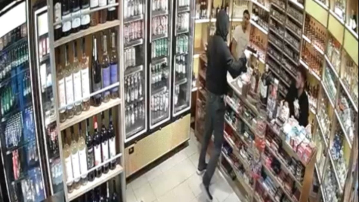 17 yaşındaki çocuk tekel bayine ateş açtı