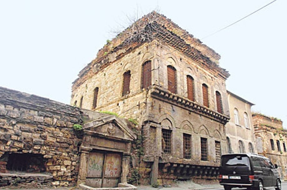 Padişahların fermanla koruduğu manastırda utandıran manzara!